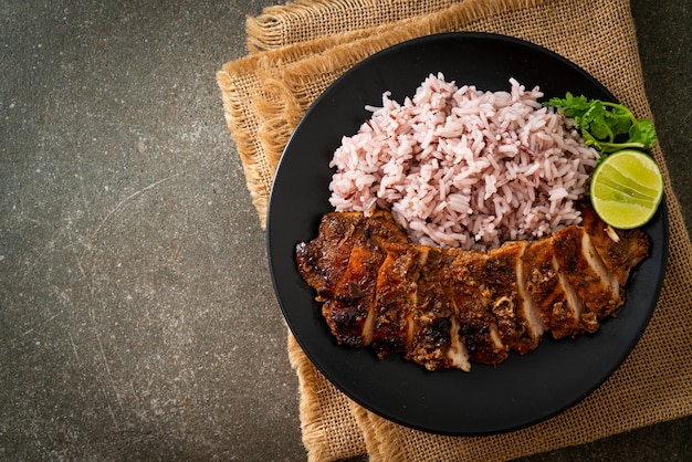 poulet jerk jamaïcain grillé épicé avec du riz - style de cuisine jamaïcaine