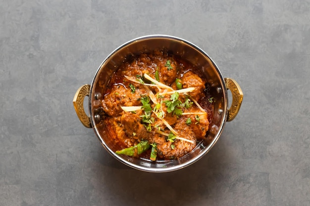 Poulet karahi korma msala servi dans un plat isolé sur la vue de dessus de table de la cuisine asiatique et indienne