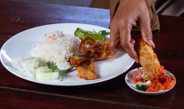 Poulet Lalapan avec sauce chili épicée et légumes frais