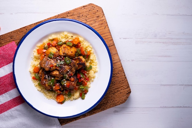 Poulet mariné aux légumes et couscous.