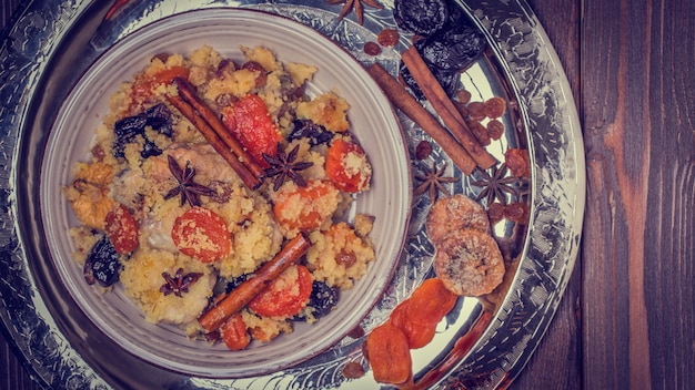 Photo poulet marocain traditionnel aux fruits secs et épices.