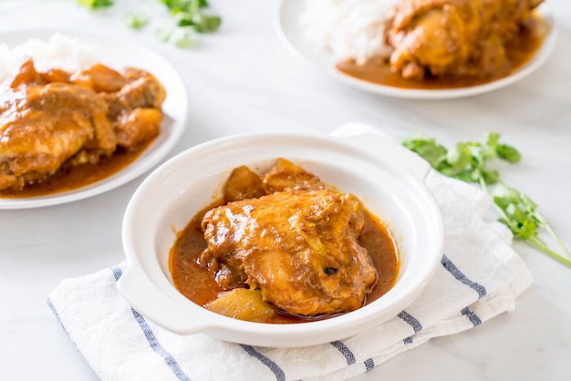 Poulet Massaman Curry Pâte Au Riz