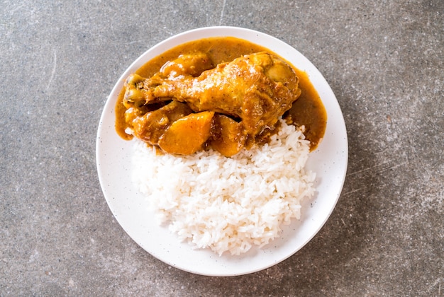 Poulet Massaman Pâte De Curry Avec Du Riz