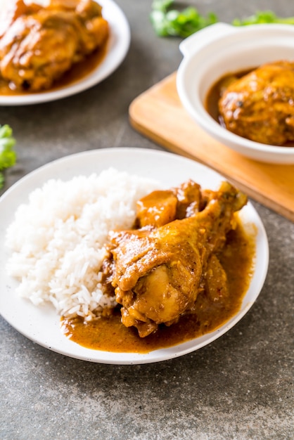 Poulet Massaman Pâte De Curry Avec Du Riz