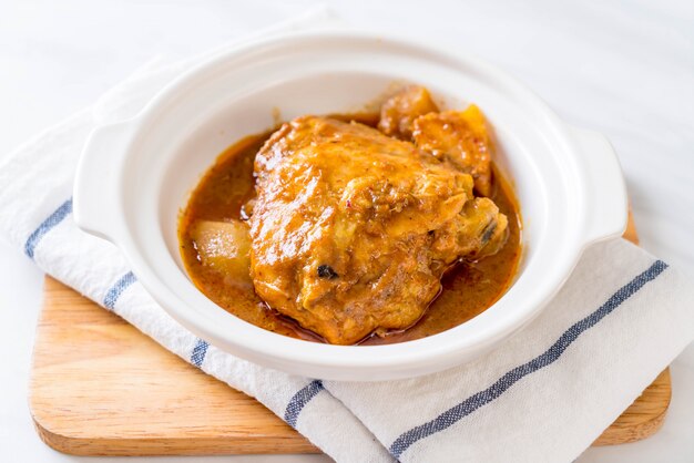 Poulet Massaman Pâte De Curry Avec Du Riz