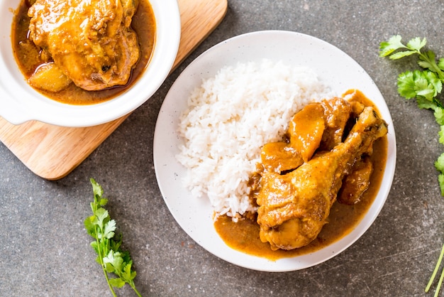 Poulet Massaman Pâte De Curry Avec Du Riz