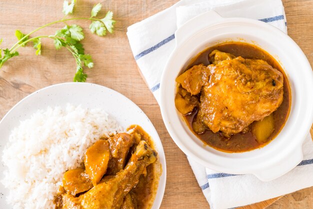 Poulet Massaman Pâte De Curry Avec Du Riz