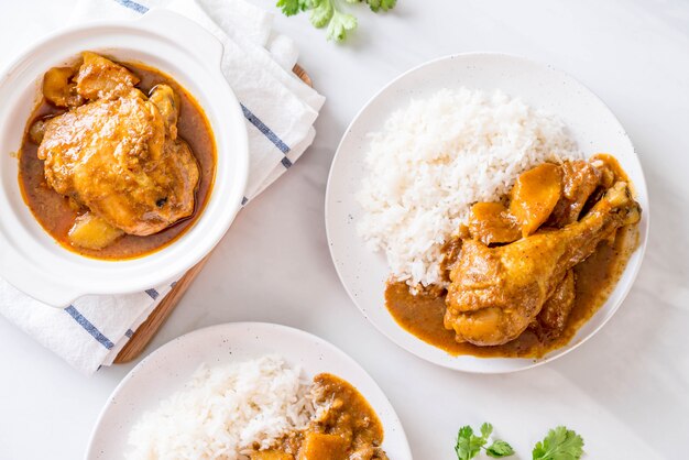 Poulet Massaman Pâte De Curry Avec Du Riz