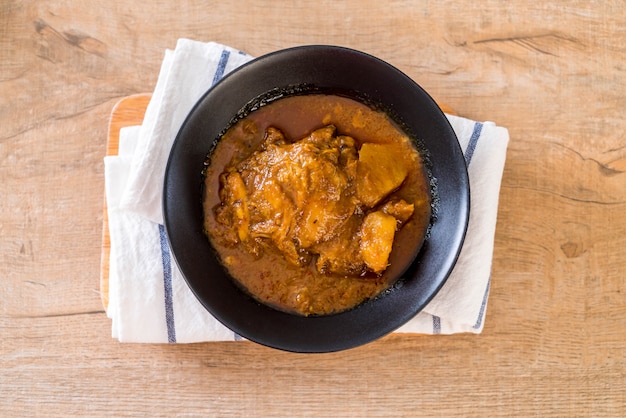 Poulet Massaman Pâte De Curry Avec Nouilles