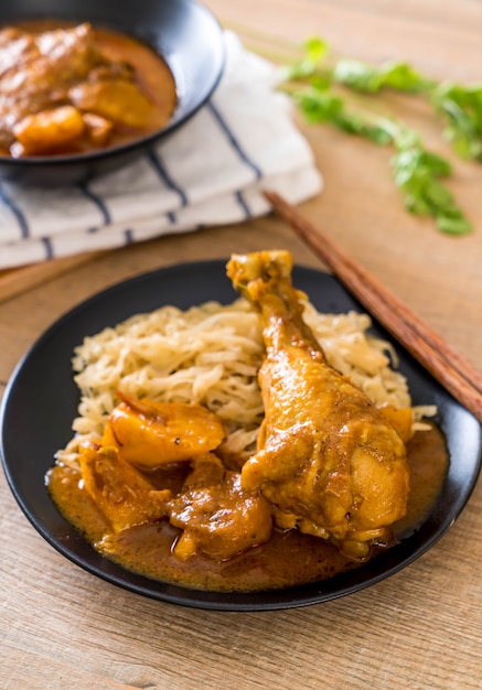 Poulet Massaman Pâte De Curry Avec Nouilles