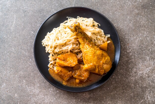 Poulet Massaman Pâte De Curry Avec Nouilles