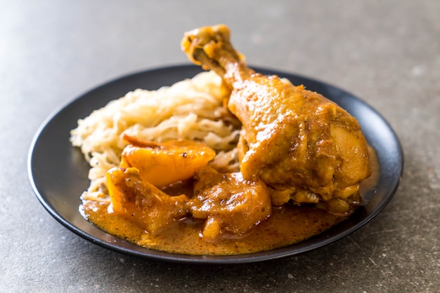 Poulet Massaman Pâte De Curry Avec Nouilles