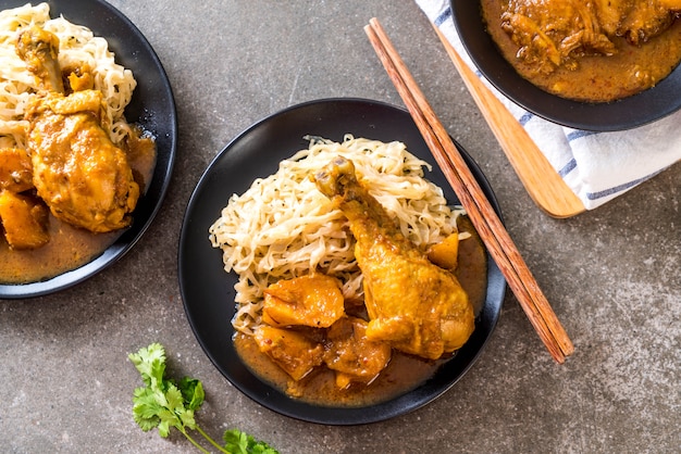 Poulet Massaman Pâte De Curry Avec Nouilles