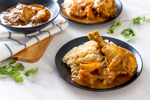 Photo poulet massaman pâte de curry avec nouilles