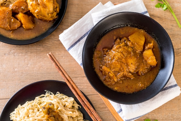 Photo poulet massaman pâte de curry avec nouilles