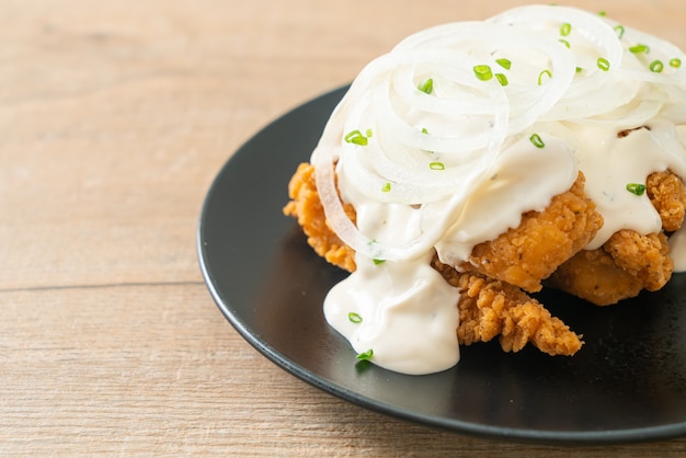 Poulet à l'oignon des neiges ou poulet frit avec sauce crémeuse aux oignons et citron à la coréenne - style de cuisine coréenne