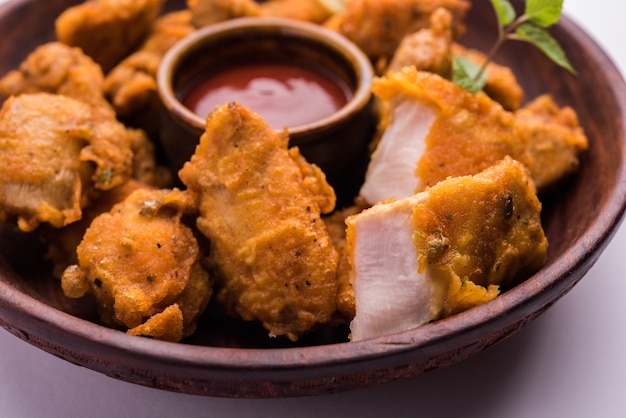 Le poulet pakora ou pakoda ou beignets est une collation indienne populaire dans laquelle des morceaux de poulet désossés sont marinés puis enrobés d'un mélange de besan, de farine de riz, de farine de maïs et d'œuf