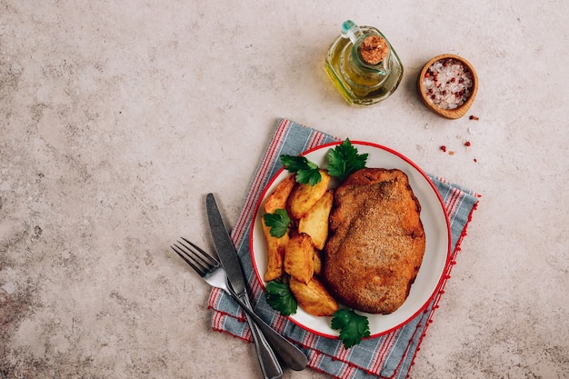 Poulet pané maison farci au fromage et pommes de terre