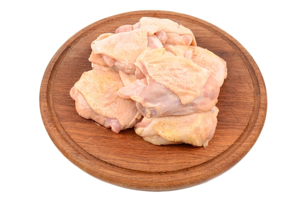 Poulet sur une planche à découper