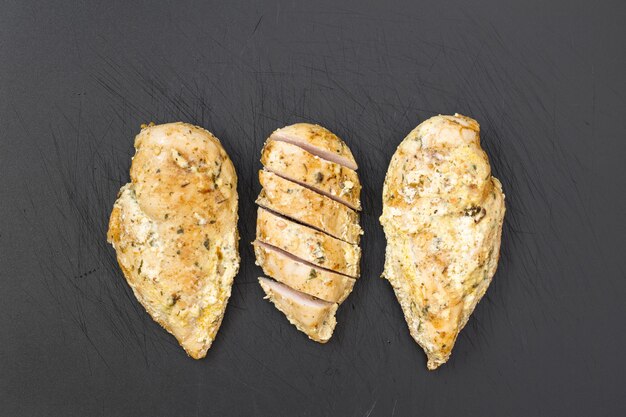 Poulet prêt sur l'ancienne planche à découper en plastique.