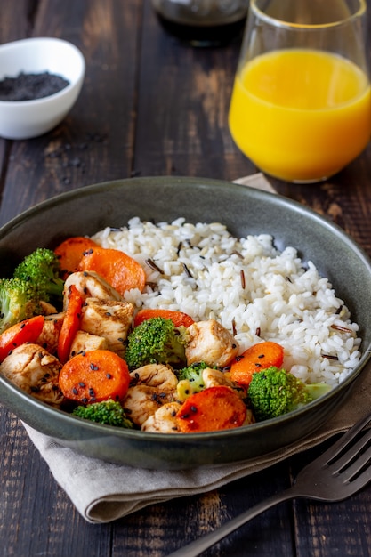 Poulet avec riz, brocoli, carottes et sauce soja. Alimentation équilibrée. Régime. Recette.