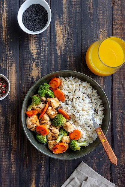 Poulet avec riz, brocoli, carottes et sauce soja. Alimentation équilibrée. Régime. Recette.