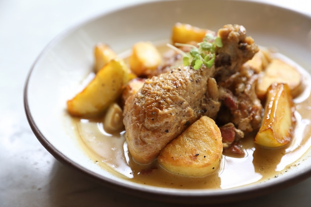 Poulet rôti braisé avec pommes de terre