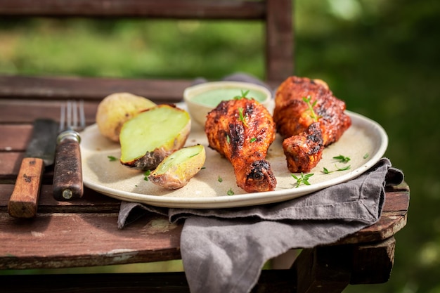 Poulet rôti croustillant et chaud en été