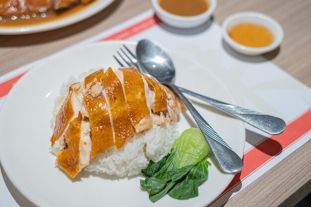 Poulet rôti avec du riz sur une table en bois Cuisine de Hong Kong Cuisine chinoise