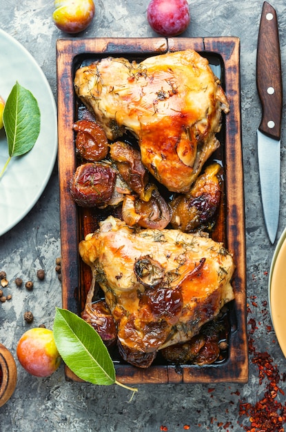 Poulet rôti farci aux prunes