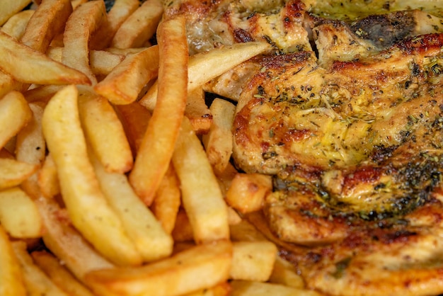 Poulet rôti avec frites gros plan