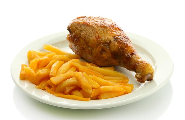 Poulet rôti avec frites sur plaque isolé sur blanc