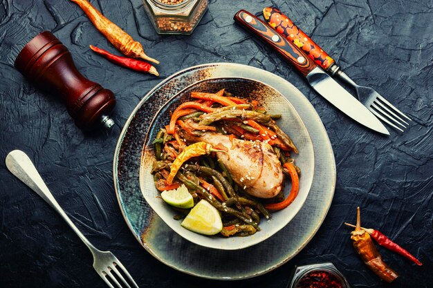 Poulet rôti avec garniture de légumes et épices Cuisses de poulet braisées