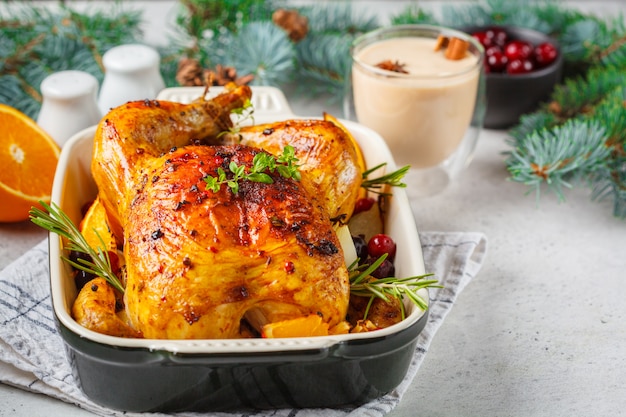 Poulet rôti de Noël avec canneberges, orange, épices et fines herbes. Concept de nourriture de Noël.