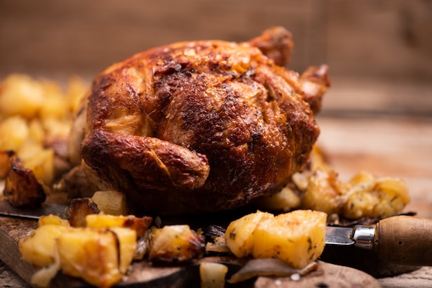 Poulet rôti sur planche de bois avec frites