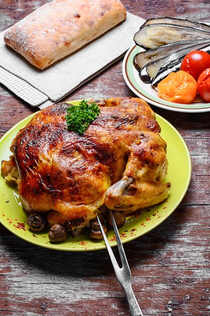 Poulet rôti sur une plaque de bois