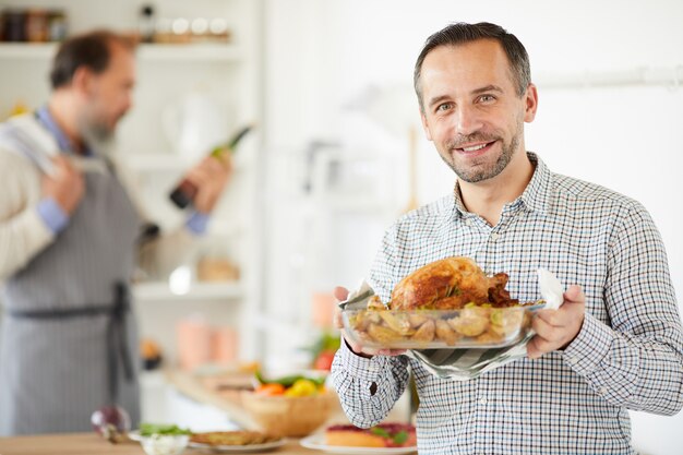 Poulet rôti préparé par l'homme pour le dîner