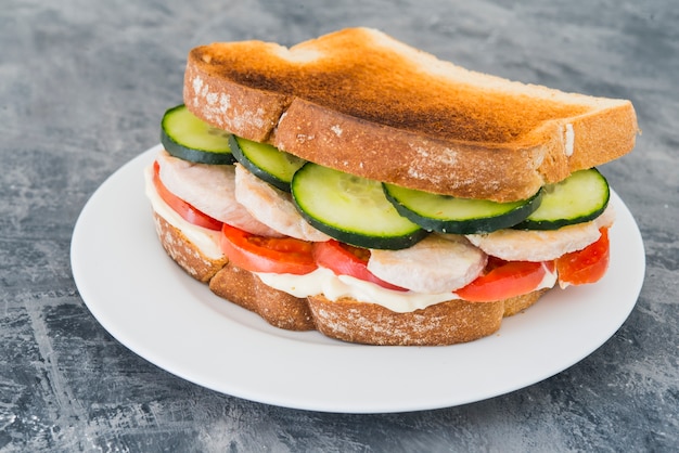 Poulet sandwich à la tomate et au concombre