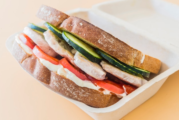 Poulet sandwich à la tomate et au concombre