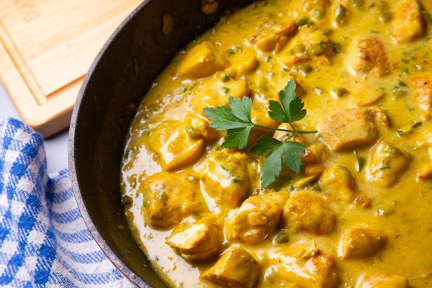 Poulet sauce cacao et curry. Recette asiatique traditionnelle.