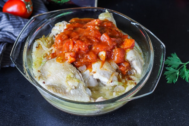 Poulet à la sauce tomate morceau morceau de chakhokhbili ou chashushuli frit