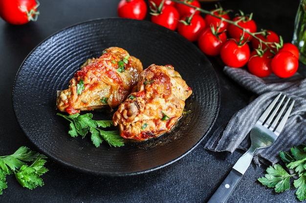 Poulet à la sauce tomate morceau morceau de chakhokhbili ou chashushuli frit