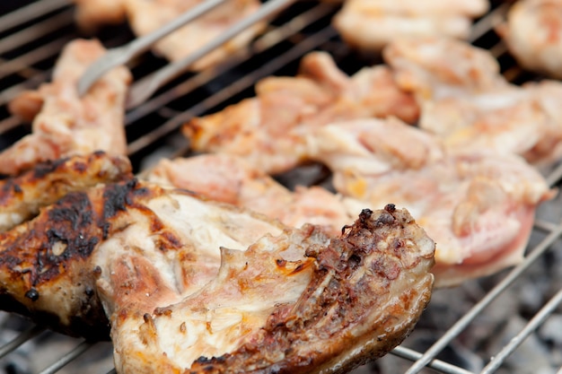 Poulet et saucisses au barbecue