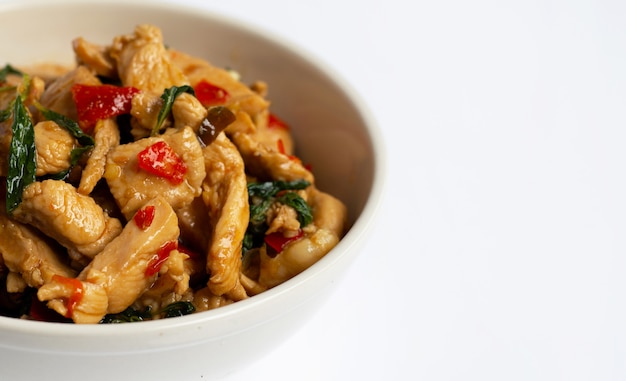 Poulet sauté au basilic sacré sur blanc