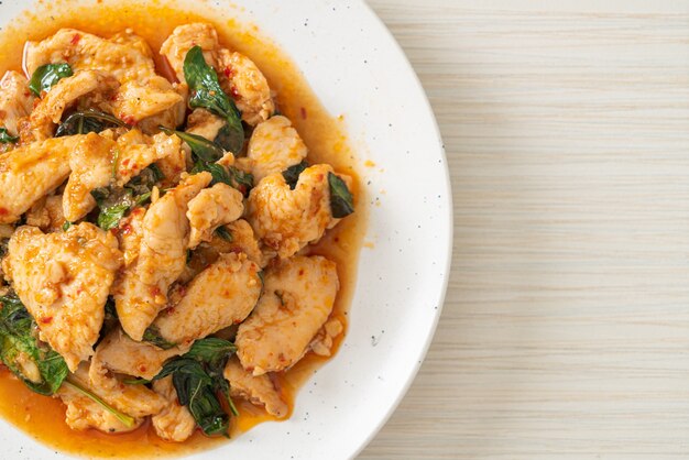 Poulet sauté avec pâte de piment ou pâte de piment - style de cuisine asiatique