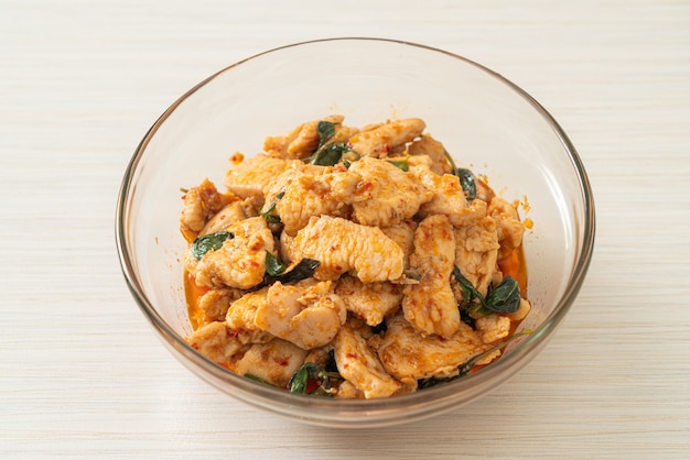 Poulet sauté avec pâte de piment ou pâte de piment - style de cuisine asiatique