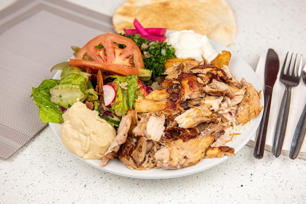 Poulet Shawarma Doner sur une plaque Poulet Shawarma plaque isolé sur fond blanc