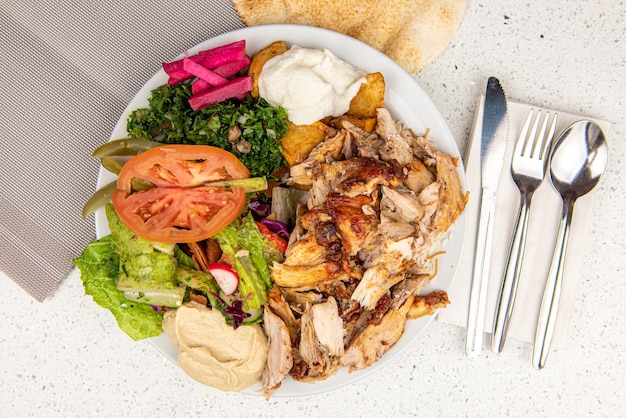 Poulet Shawarma Doner sur une plaque Poulet Shawarma plaque isolé sur fond blanc