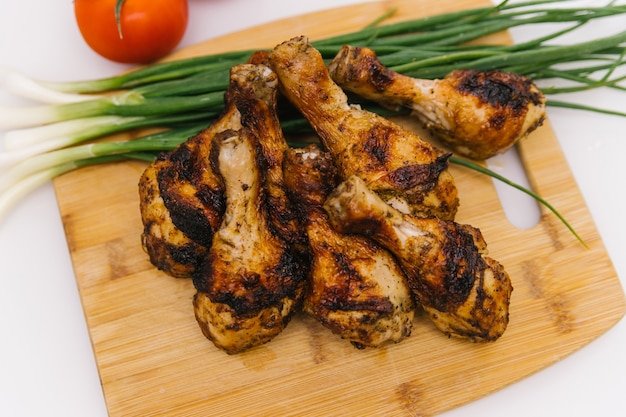 poulet shish kebab avec un accompagnement de légumes et d'oignons verts. plat de viande d'été.