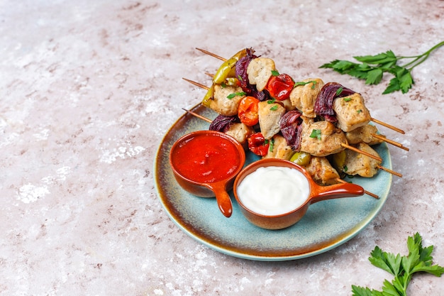 Poulet shish kebab aux légumes, ketchup, mayonnaise, vue du dessus